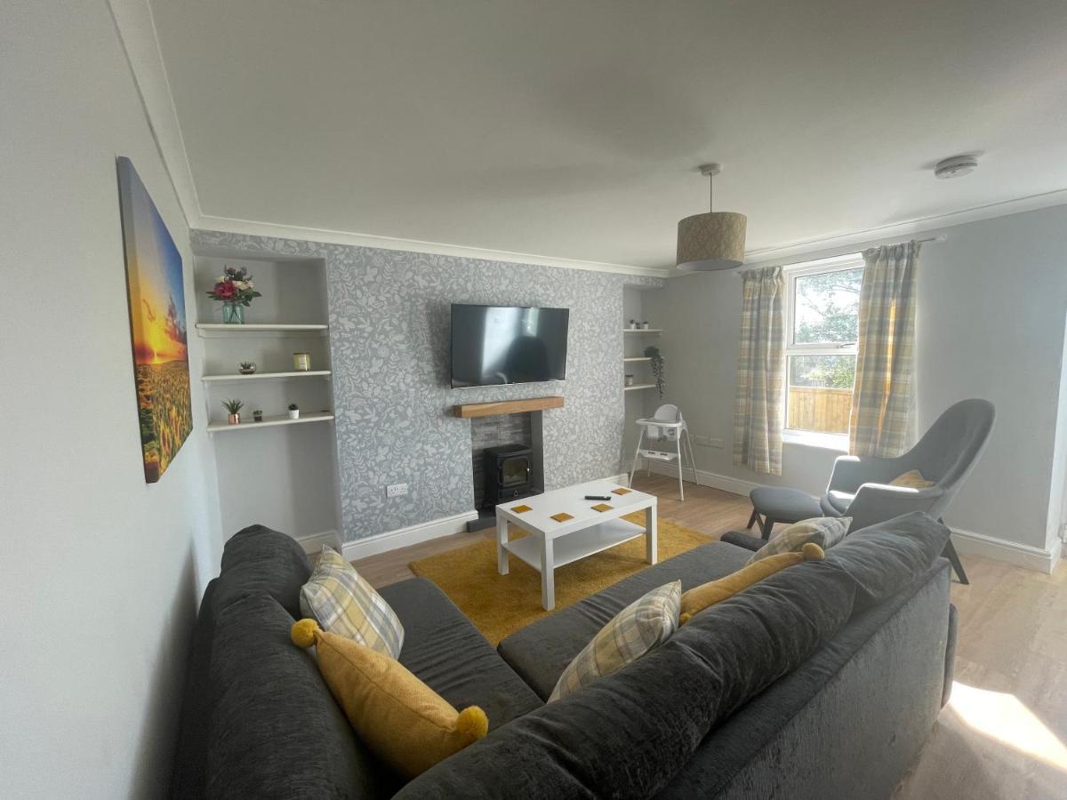 Immaculate One Bedroom Home With Private Parking Swansea Bagian luar foto