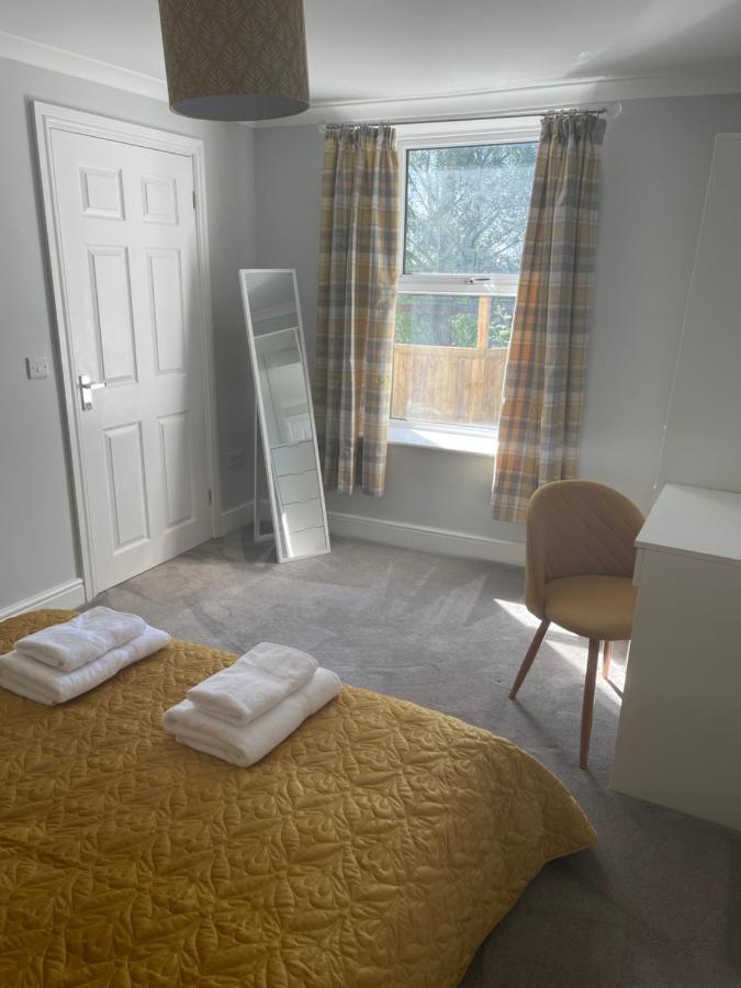 Immaculate One Bedroom Home With Private Parking Swansea Bagian luar foto